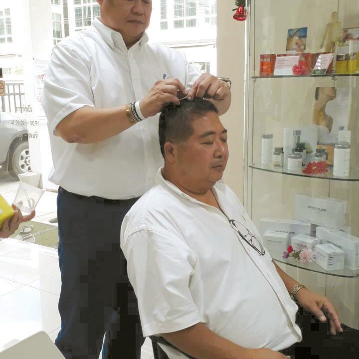 คุณหมอ ทรงพล กำลังฝังเข็ม