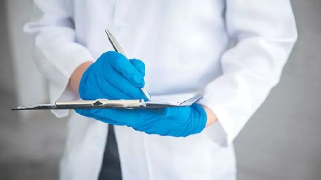คุณหมอกำลังบันทึก การตรวจทางห้องปฏิบัติการ (Laboratory Examination) คุณหมอกำลังบันทึก การตรวจทางห้องปฏิบัติการ (Laboratory Examination)